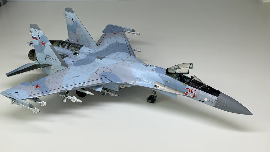 Great Wall Hobby L4820 1/48 scale Su-35S Flanker E, Red 25