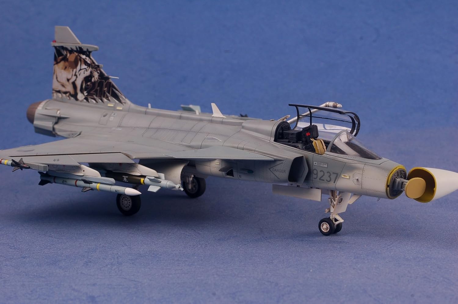 Kitty Hawk 1/48 JAS-39A/C Saab Gripen kit